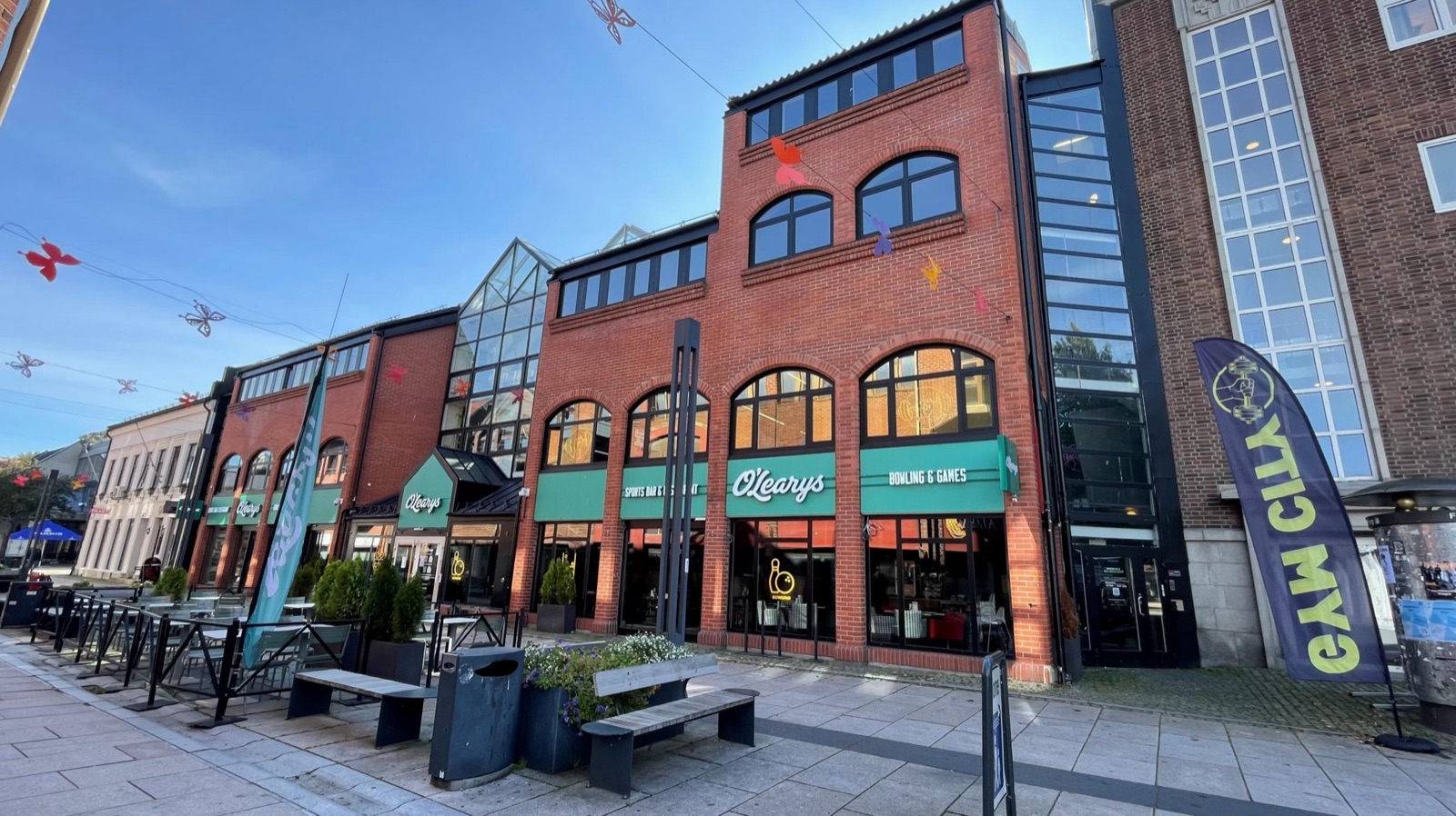 Dronningens gate 16 — fasade mot gågaten med O'Learys og Gym City